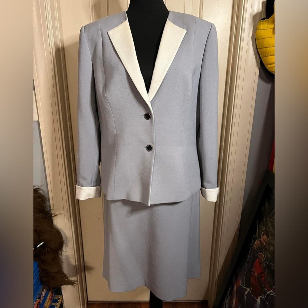 VGUC- Tahari skirt suit- size 14